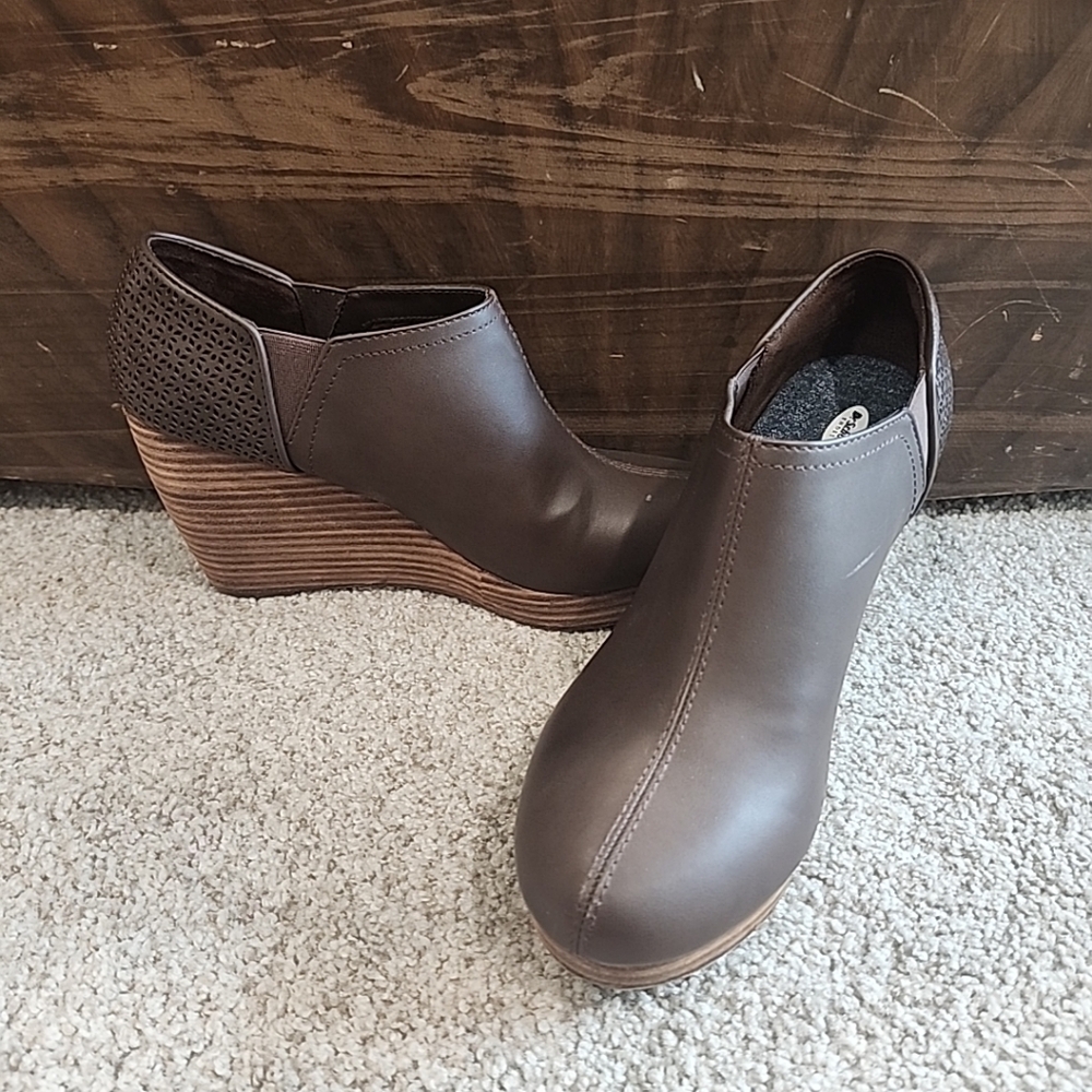 Dr Scholls Women 9.5 Brown Memory Foam Cool Fit 4 Inch Close-toed Wedge Pumps